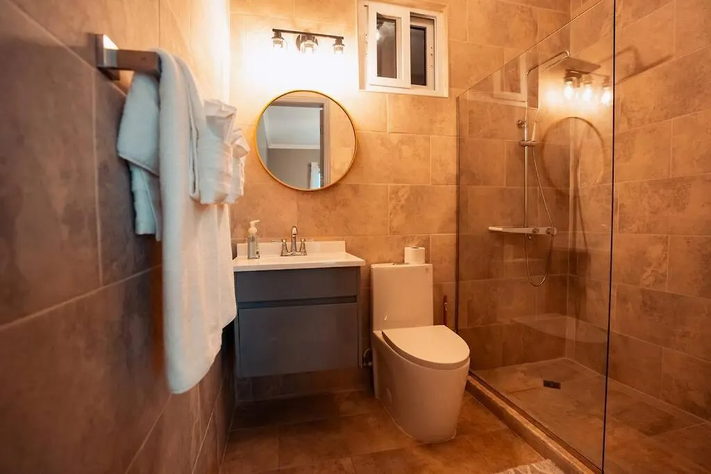 아파트 Lush Penthouse Escape With Rooftop Pool 킹스톤