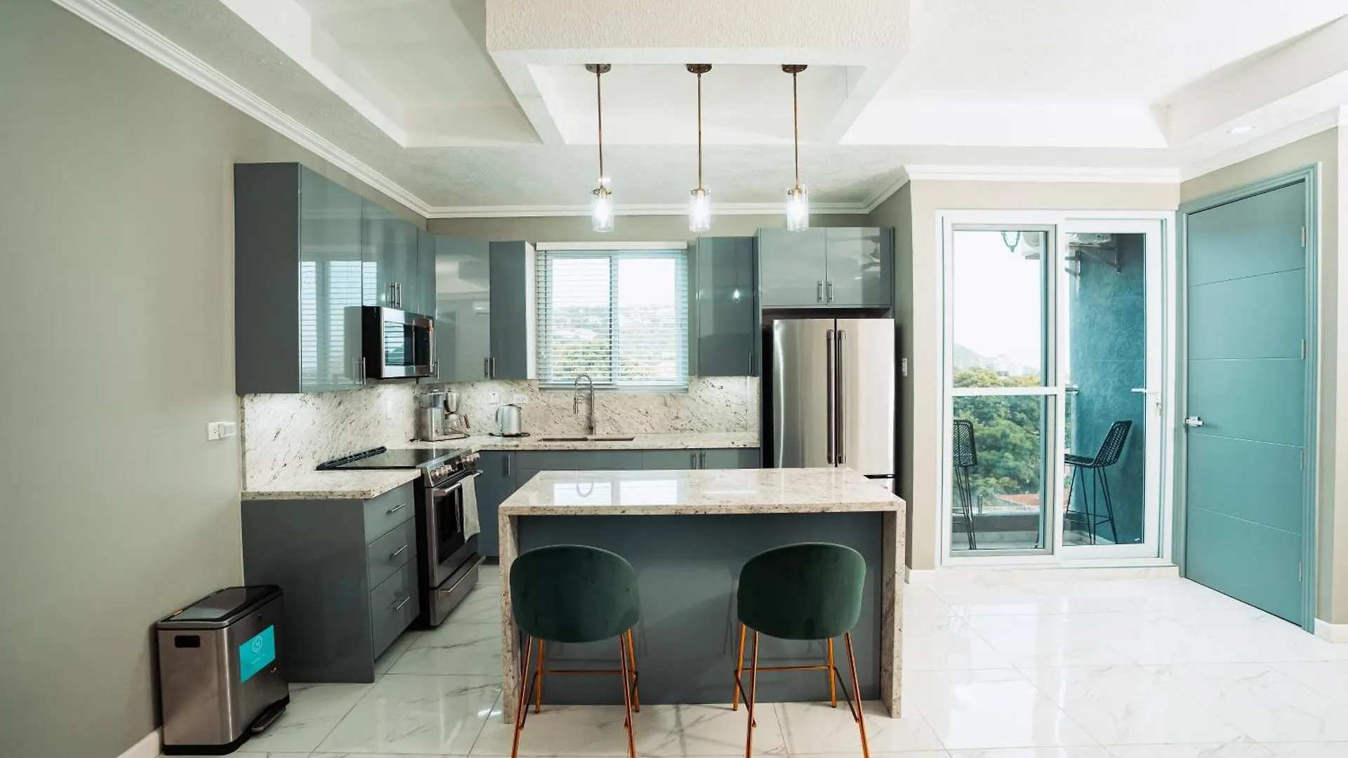 Lush Penthouse Escape With Rooftop Pool 킹스톤