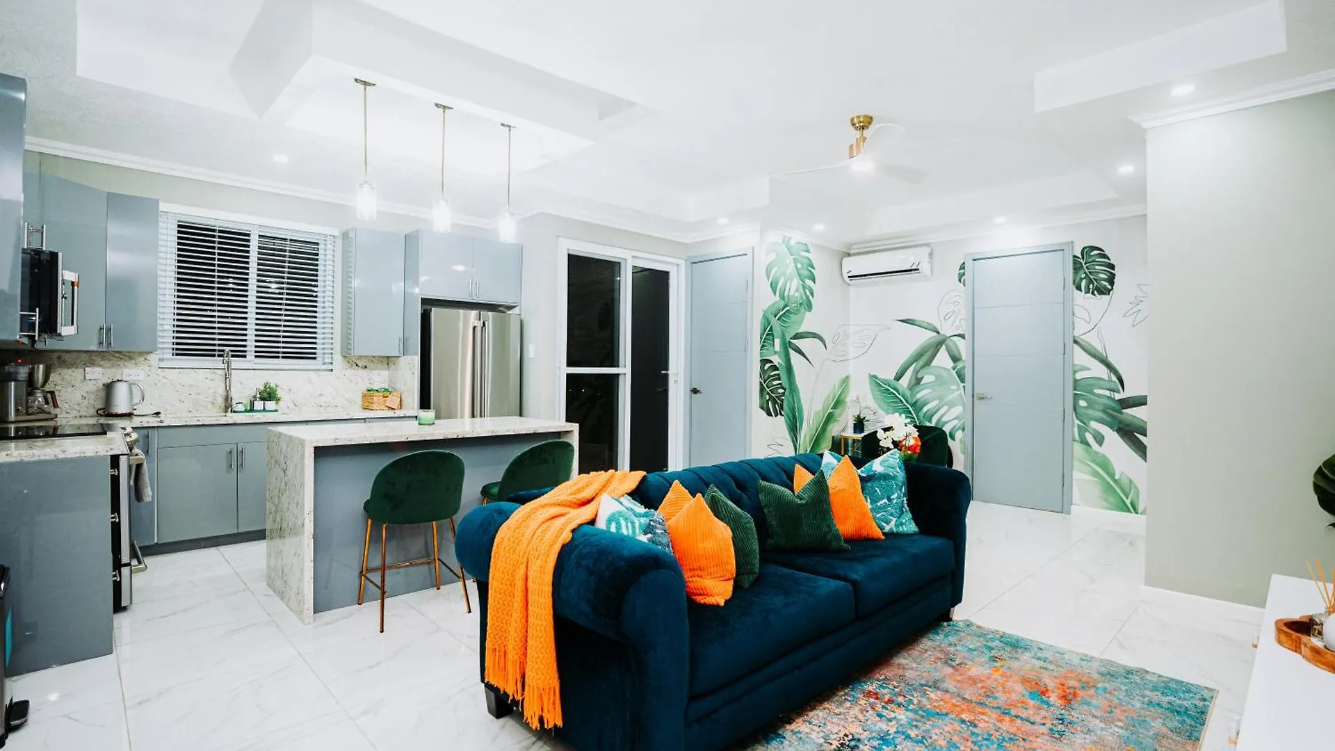 Lush Penthouse Escape With Rooftop Pool 킹스톤